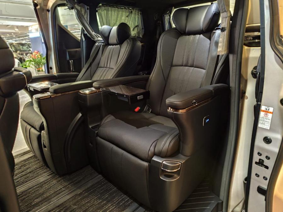 Alphard Executive Lounge - Image 4