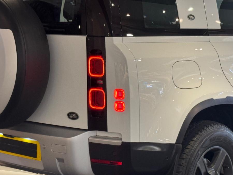 Defender 110 P300 - Image 2