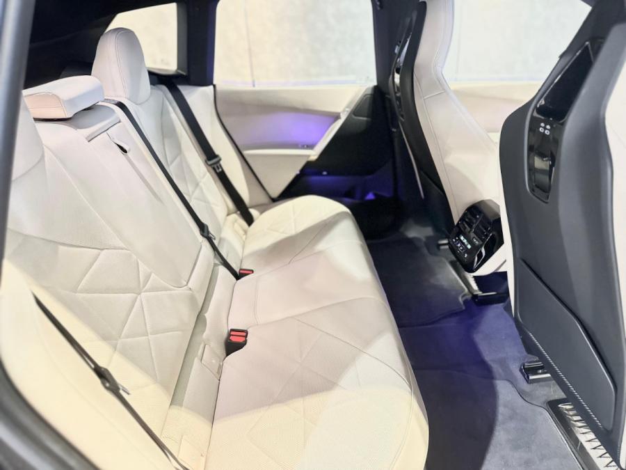 IX XDRIVE40 - Image 13