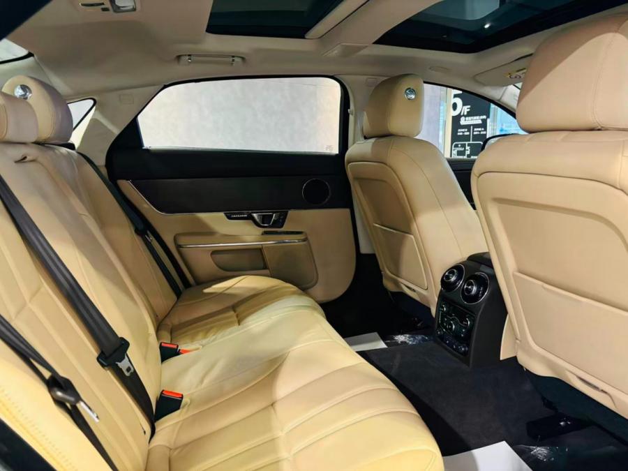 XJ 2.0 LUXURY LWB - Image 4