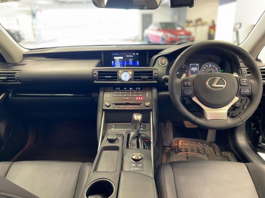 Lexus IS300 - Image 8