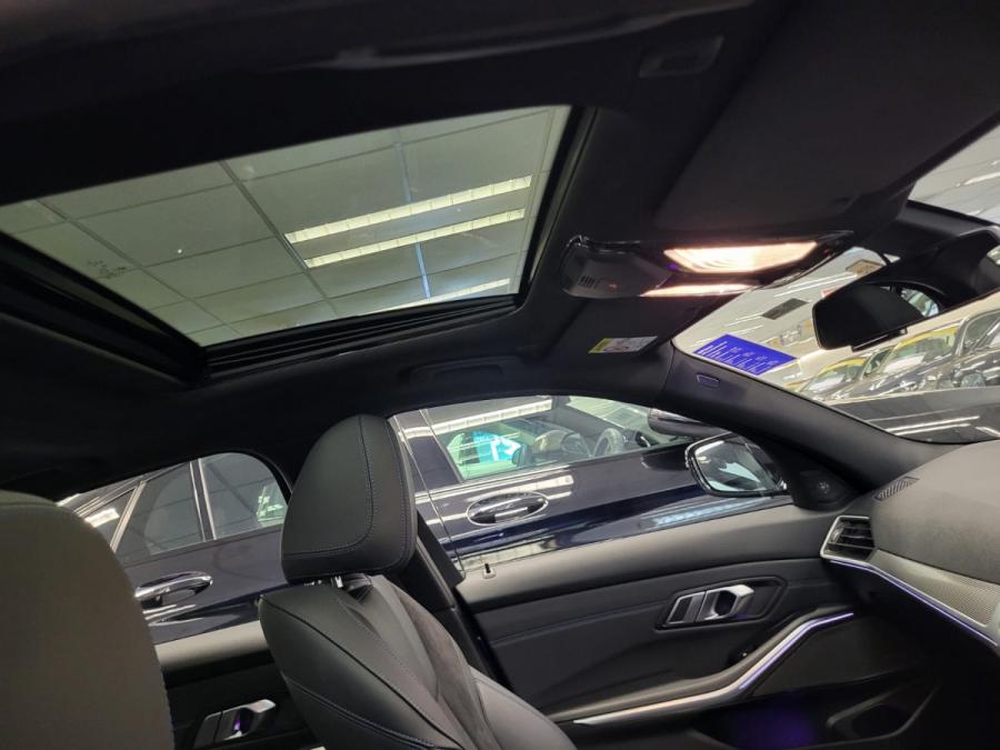 320i M SPORT EDITION - Image 4