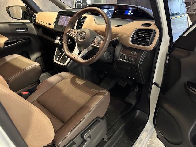 Serena Highway Star VIP S-Hybrid - Image 3