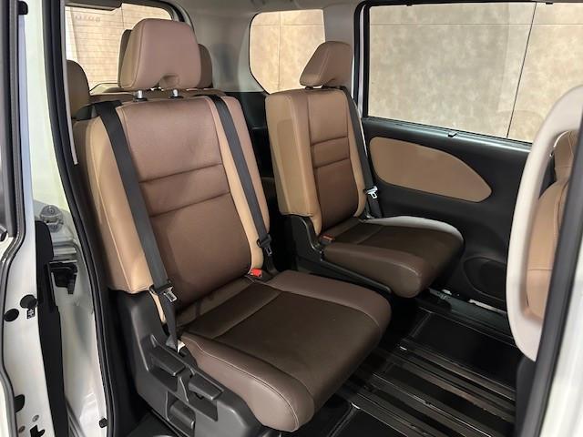 Serena Highway Star VIP S-Hybrid - Image 5