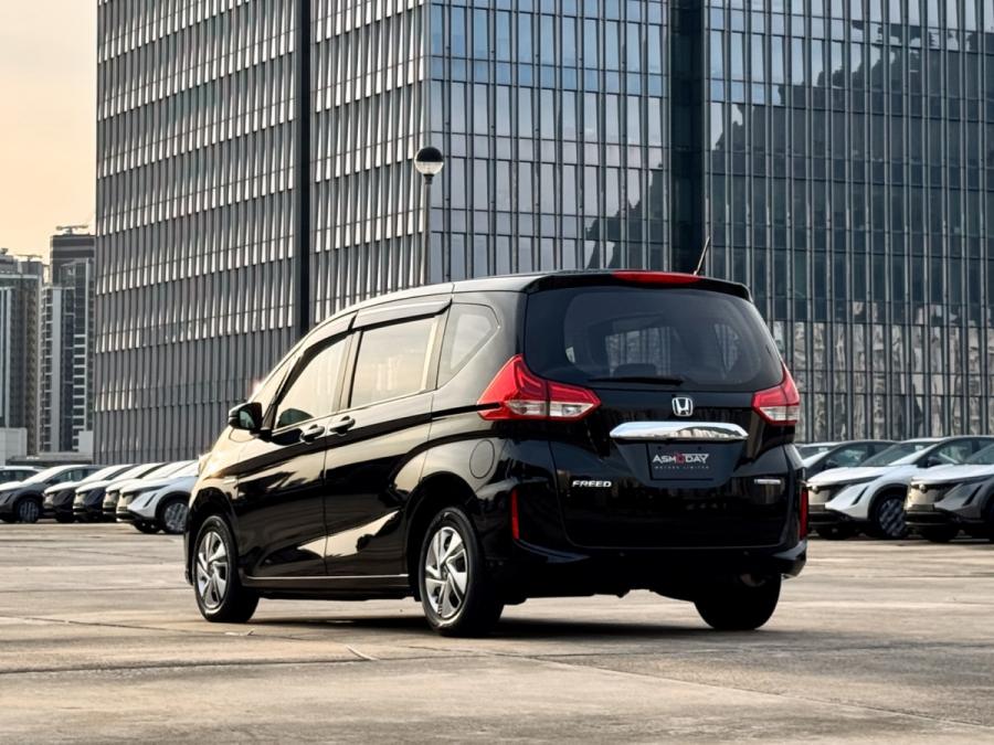 Freed Hybrid 7-Seater - Image 2