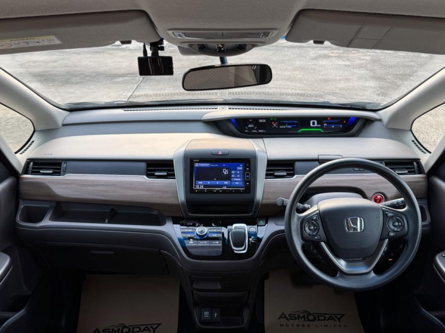 Freed Hybrid 7-Seater - Image 3