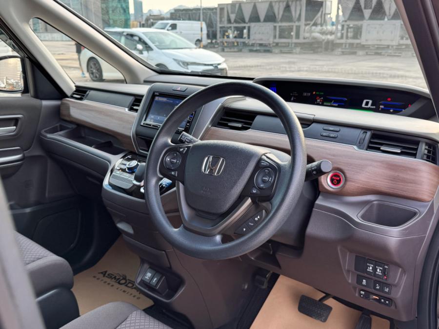 Freed Hybrid 7-Seater - Image 4