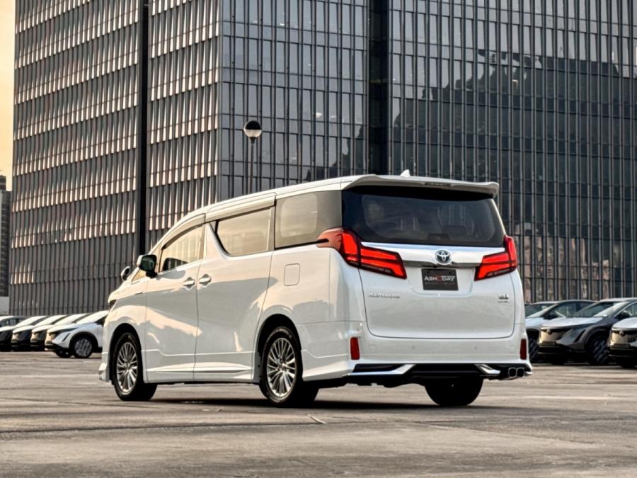 Alphard 2.5  Hybrid SRC - Image 2