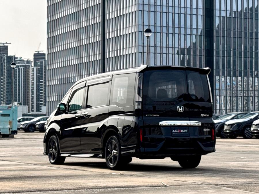 Stepwgn Hybrid EX Black Style - Image 2