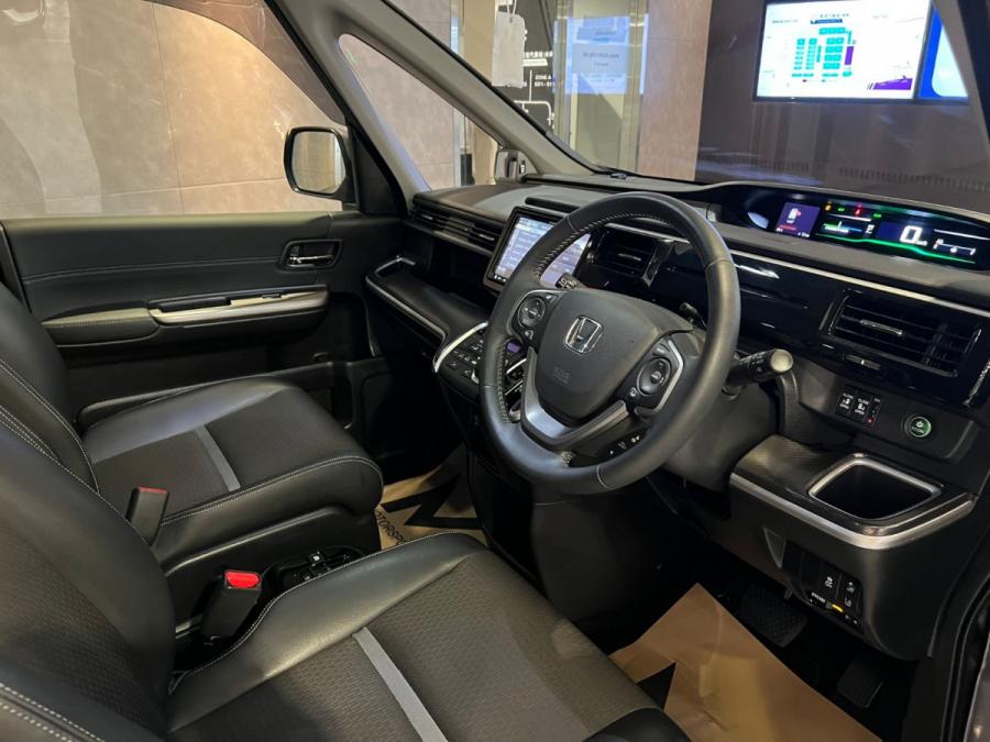 Stepwgn spada EX e:HEV - Image 3