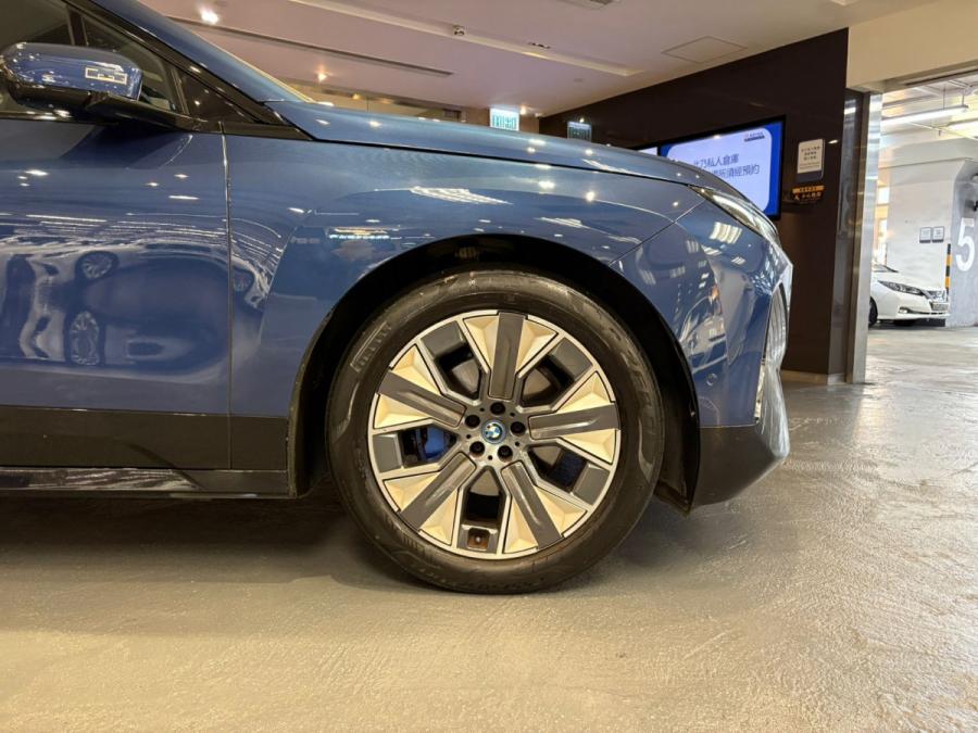 iX xDrive40i - Image 3