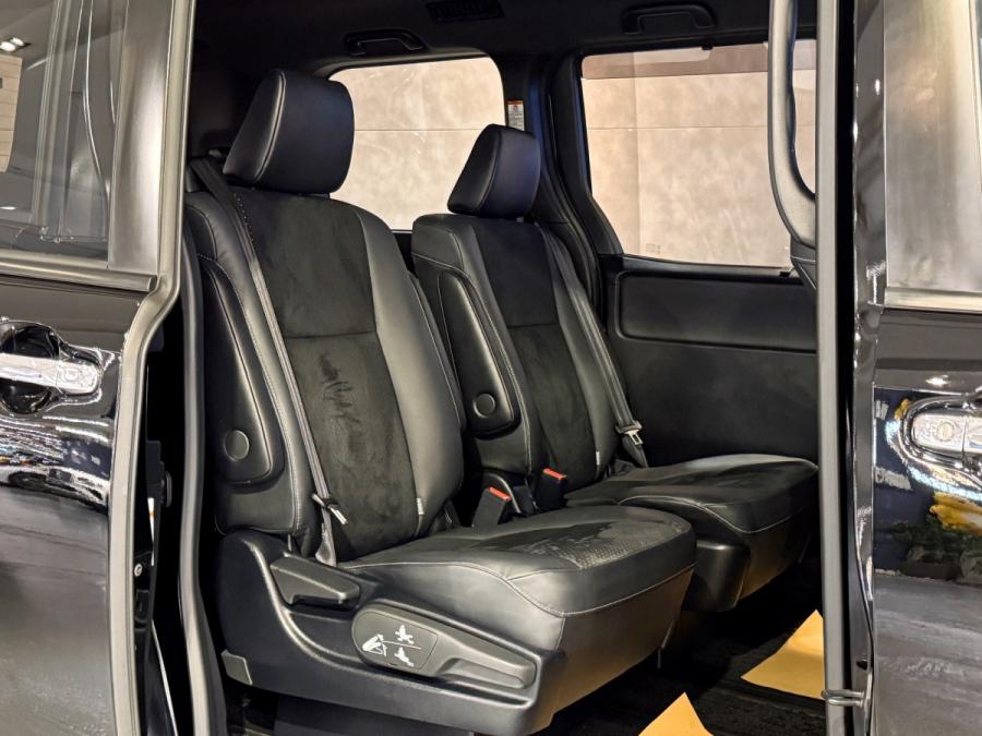 Voxy ZS Hybrid 煌III Modellista - Image 5