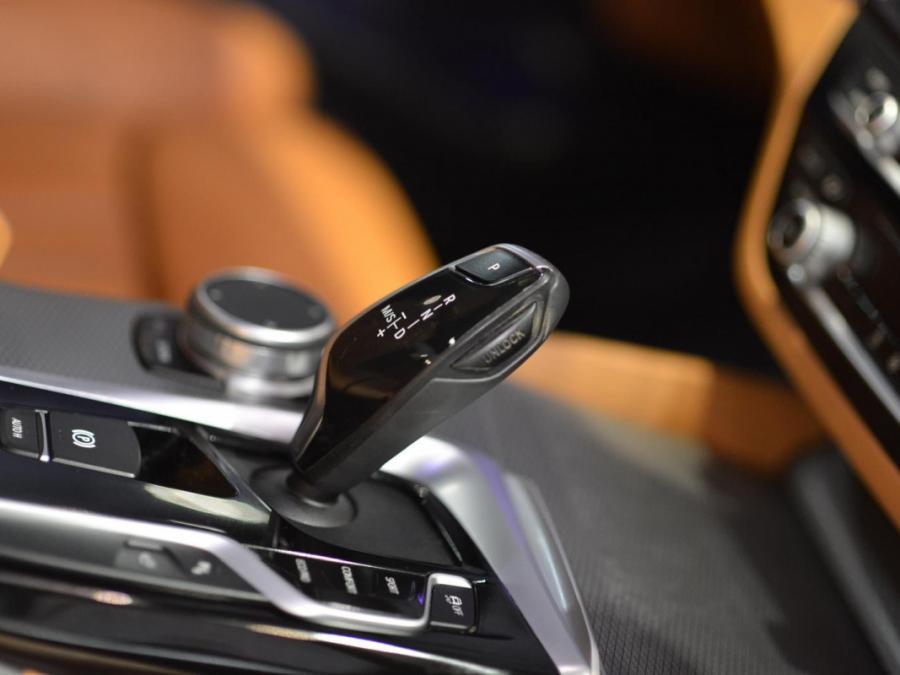 520i M-SPORT - Image 2