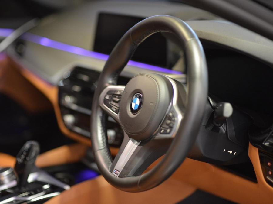 520i M-SPORT - Image 11