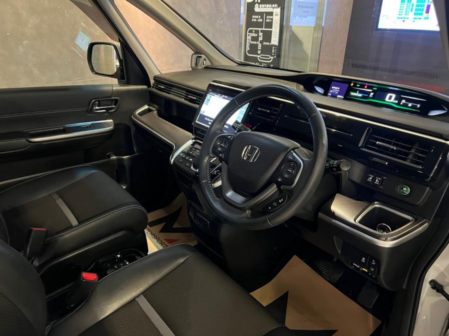 Stepwgn Spada EX e:HEV - Image 4