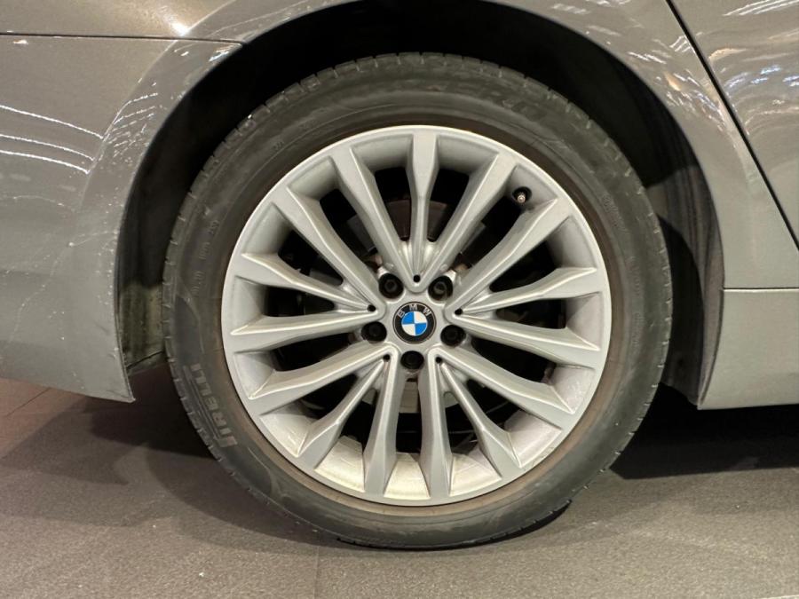 520i Saloon Luxury - Image 8