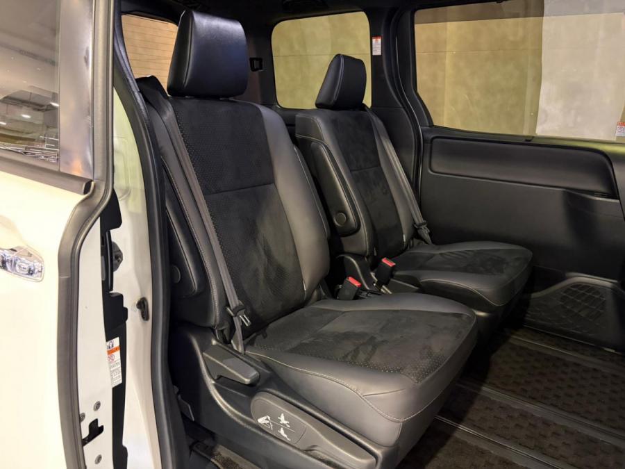 VOXY Hybrid ZS 煌III Modellista - Image 5