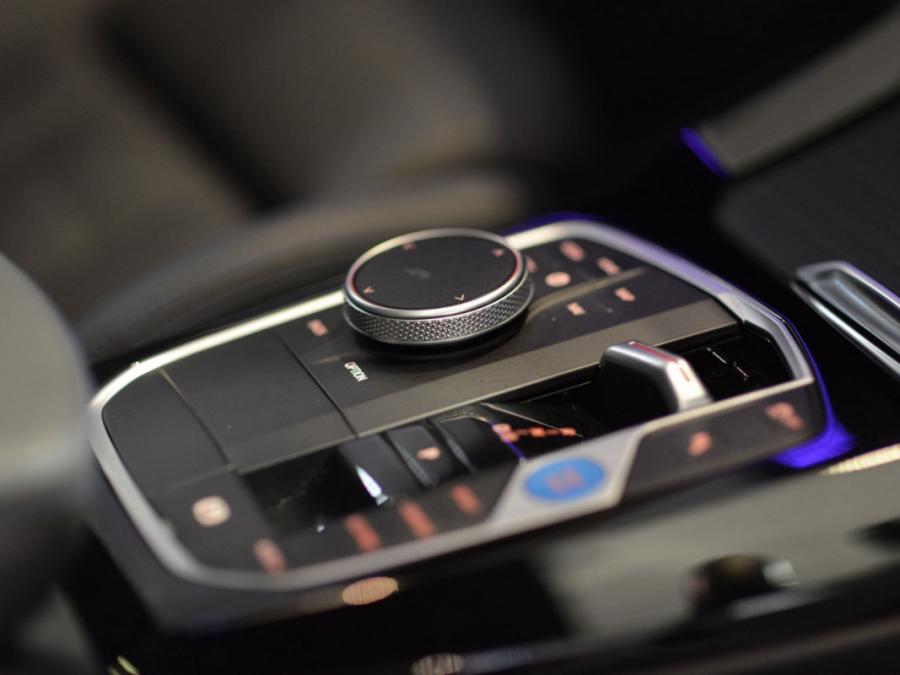 IX3 M SPORT EDITION G08 - Image 27