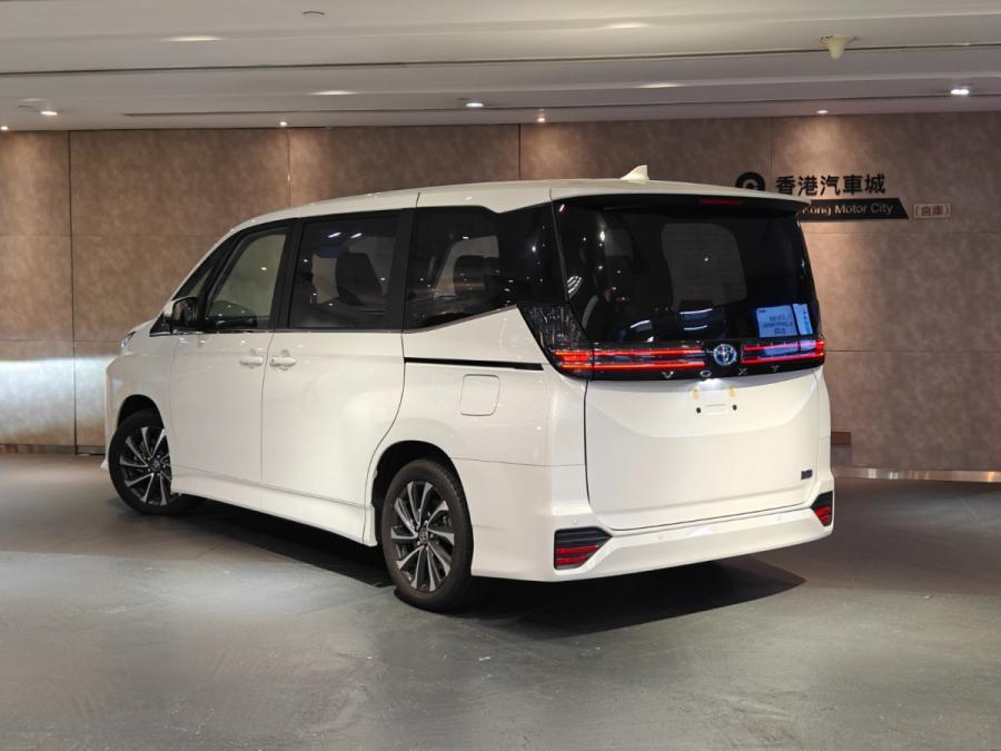 Voxy Hybrid - Image 2