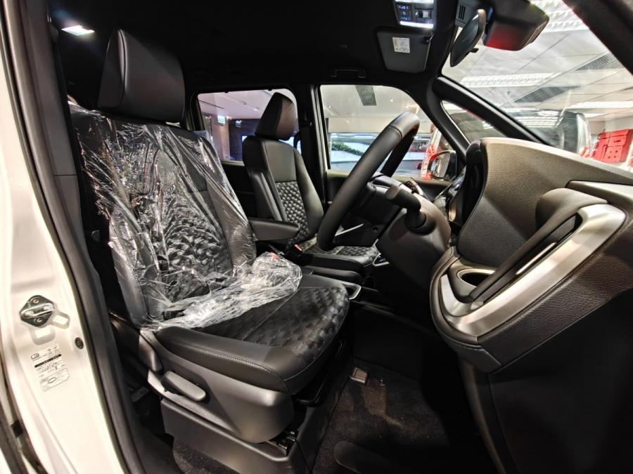 Voxy Hybrid - Image 13