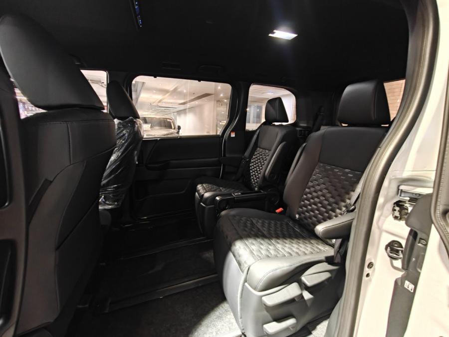 Voxy Hybrid - Image 15