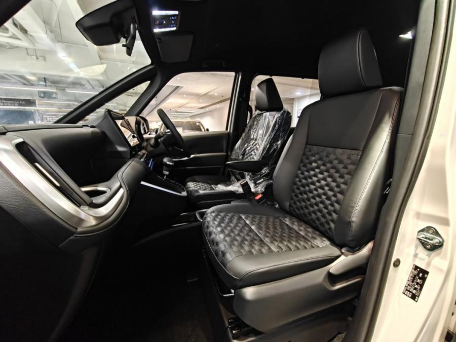 Voxy Hybrid - Image 14