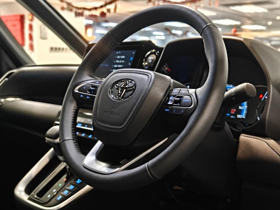 Voxy Hybrid - Image 8