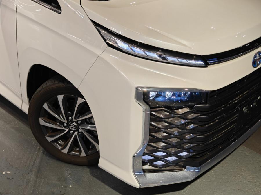 Voxy Hybrid - Image 6