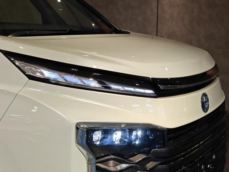 Voxy Hybrid - Image 7