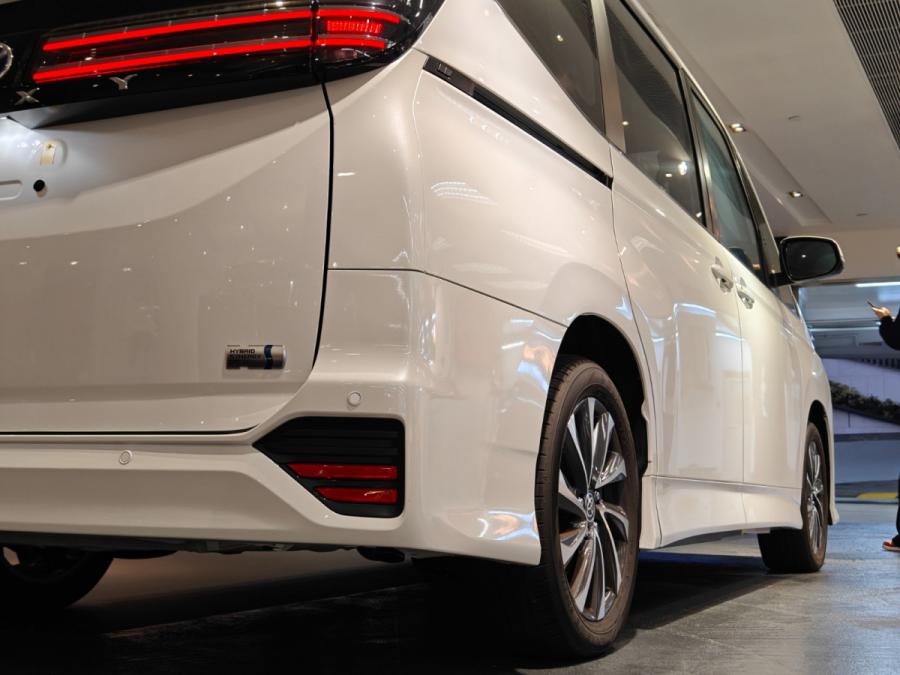 Voxy Hybrid - Image 4