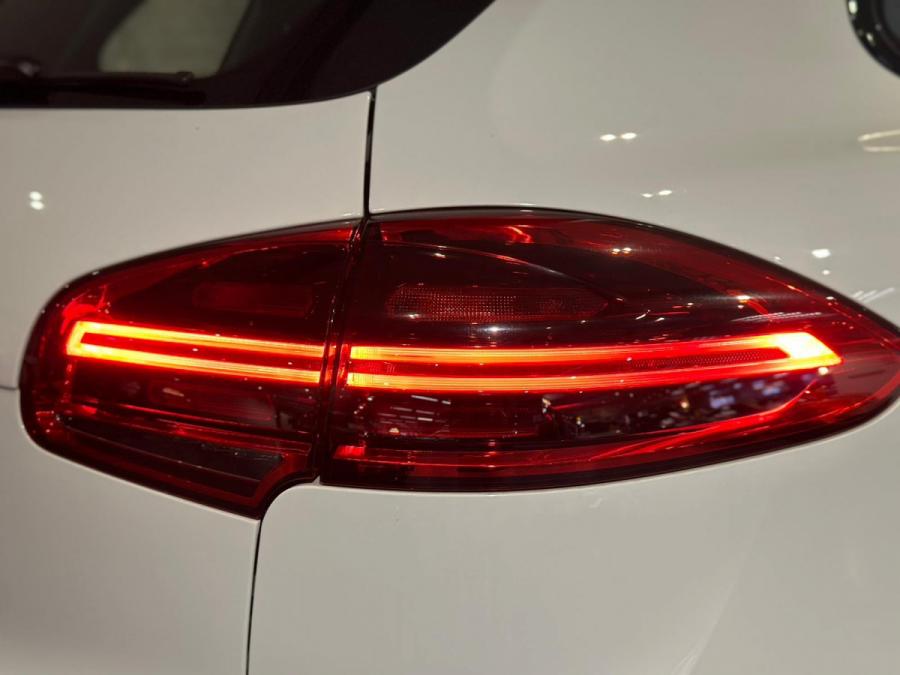 CAYENNE PLATINUM EDITION (LUXURY PACKAGE) - Image 6