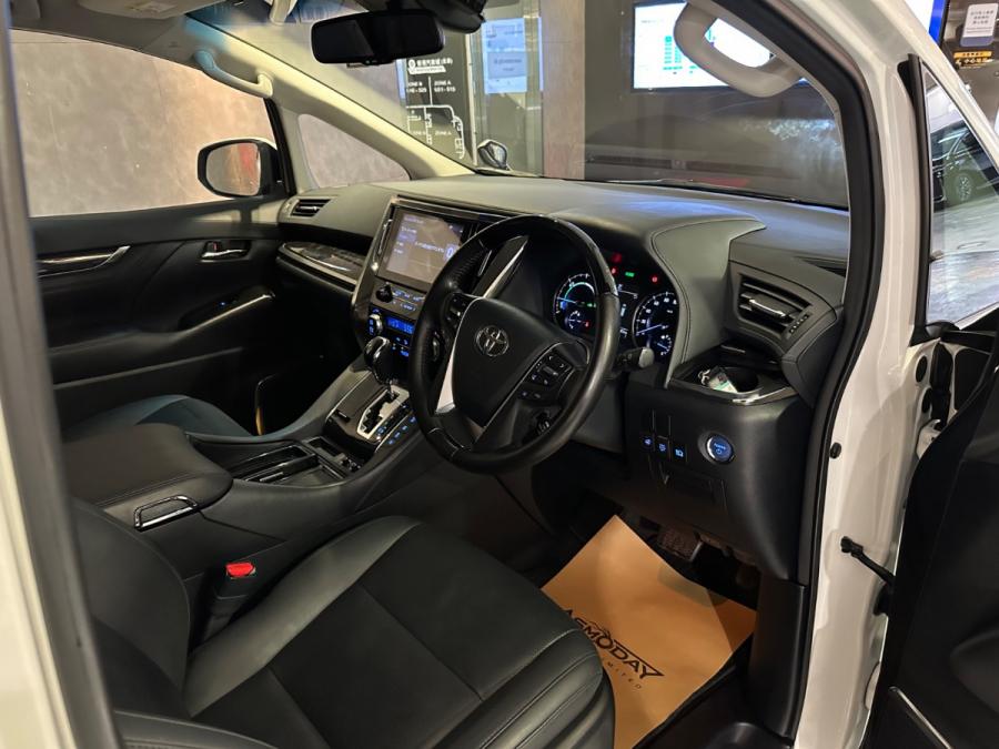 Alphard 2.5 Hybrid SRC - Image 2