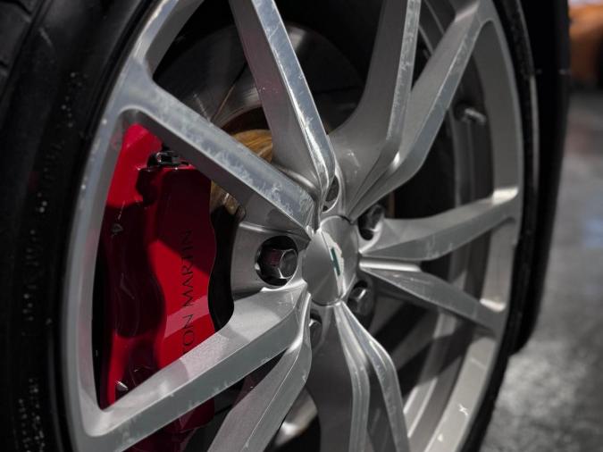 V8 VANTAGE - Image 8