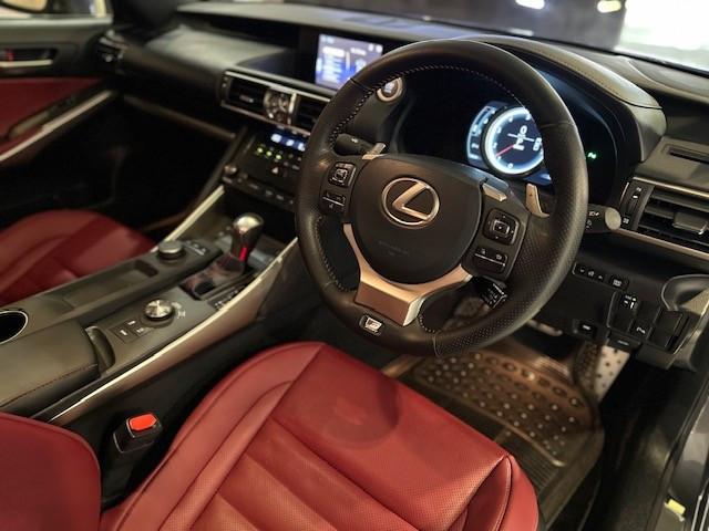 行貨 IS300 F SPORT版 2.0Turbo - Image 3