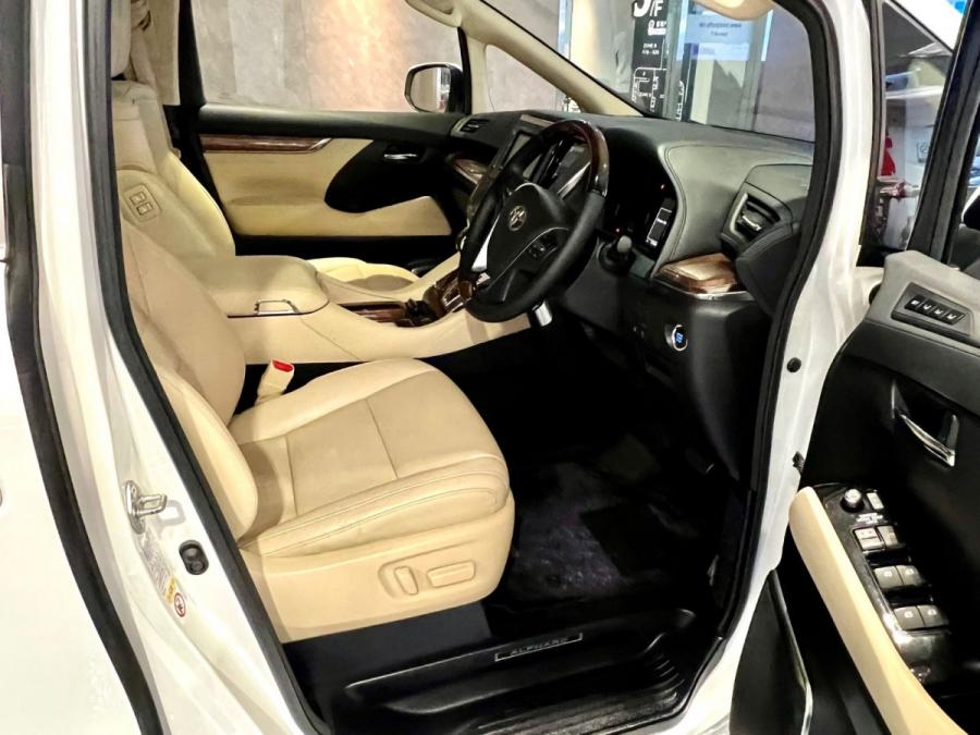 Alphard Executive Lounge - Image 2