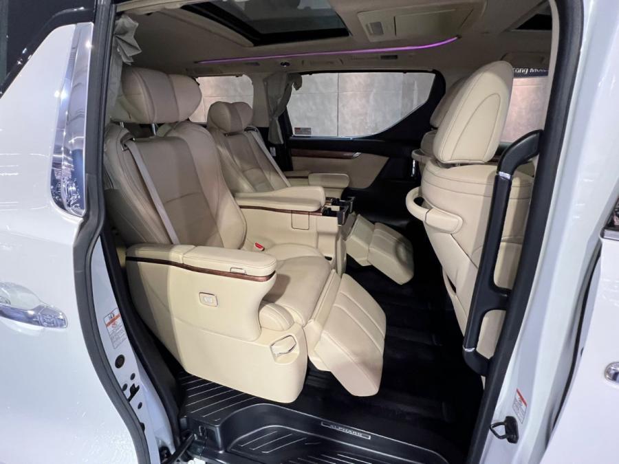 Alphard Executive Lounge - Image 5